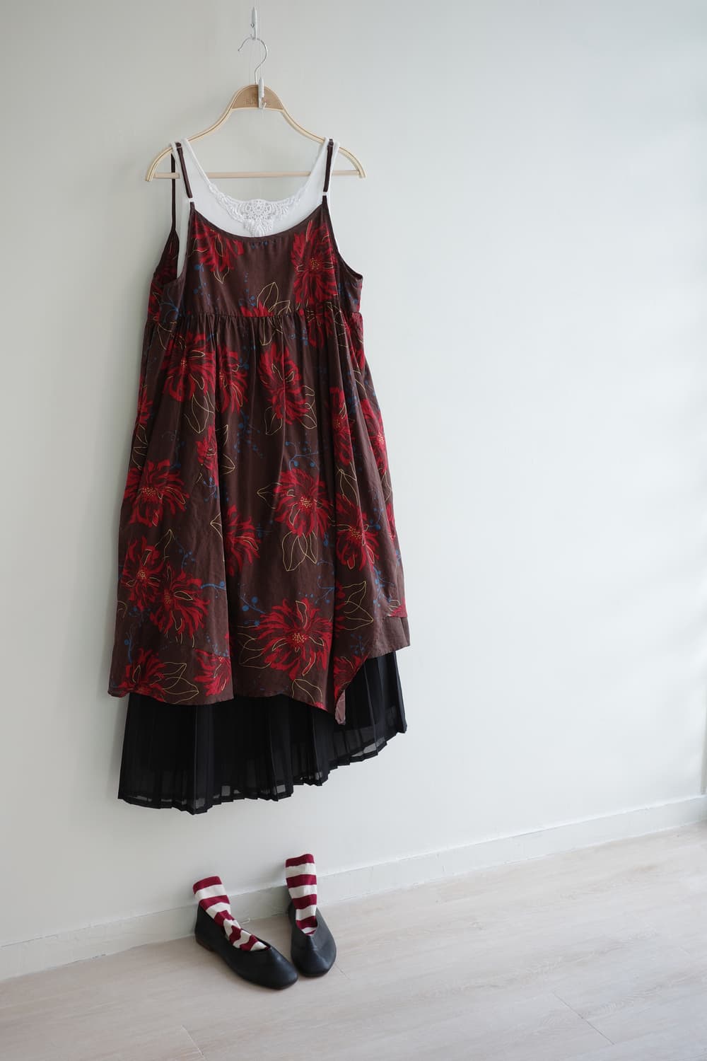 AS KNOW AS DE BASE 
• 레드 플라워 브라운 코튼 원피 상품이미지2