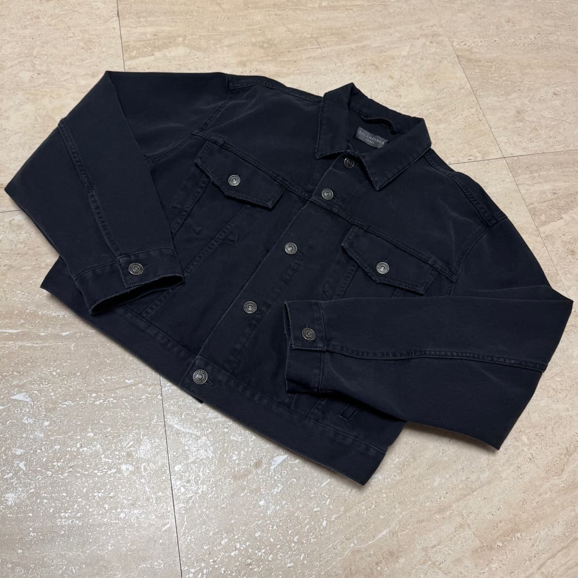 [L] 발렌시아가 크롭 스몰로고 데님자켓 블랙 상품이미지2