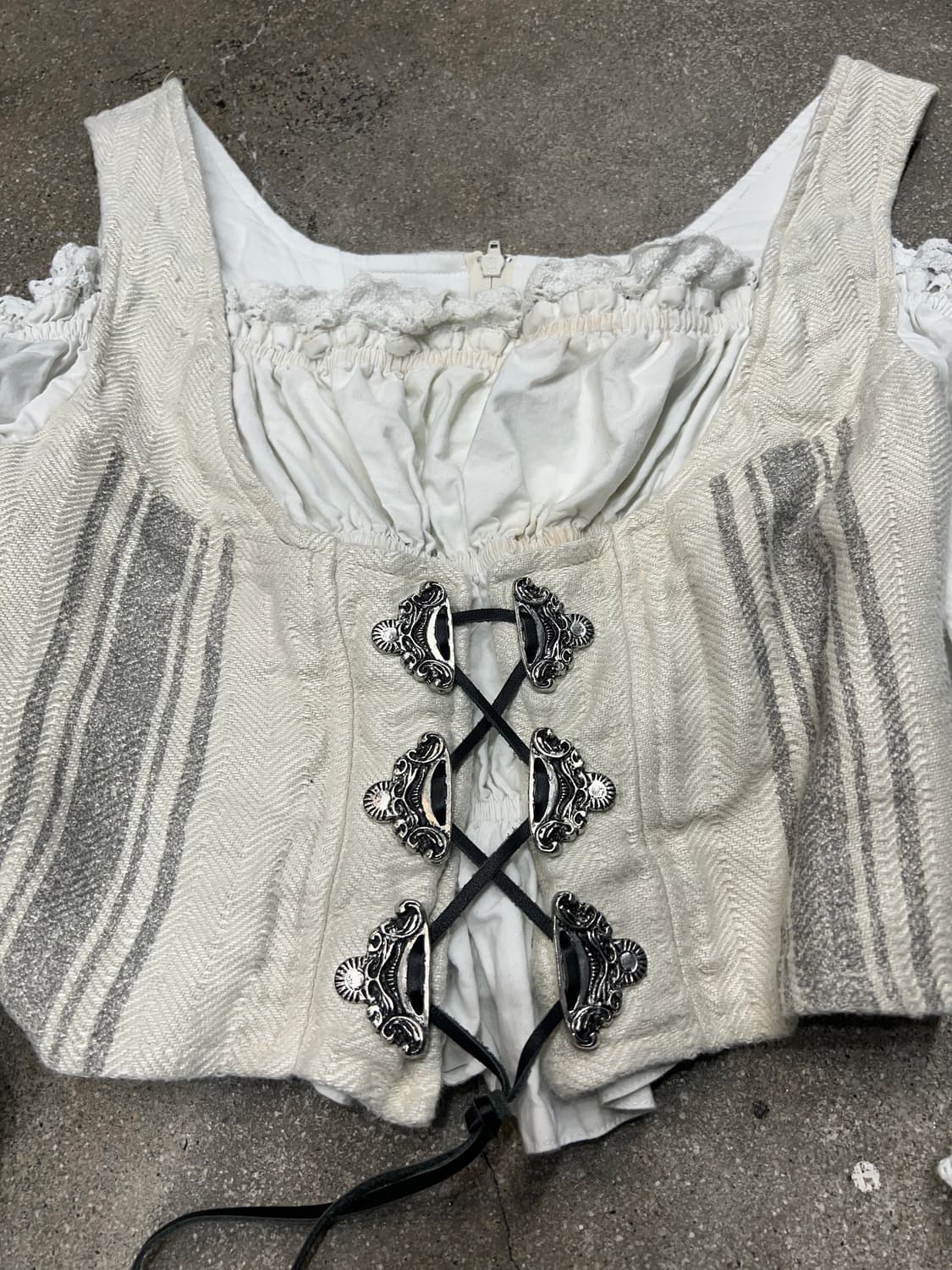 티롤리안 코르셋 오픈숄더 블라우스 상품이미지3