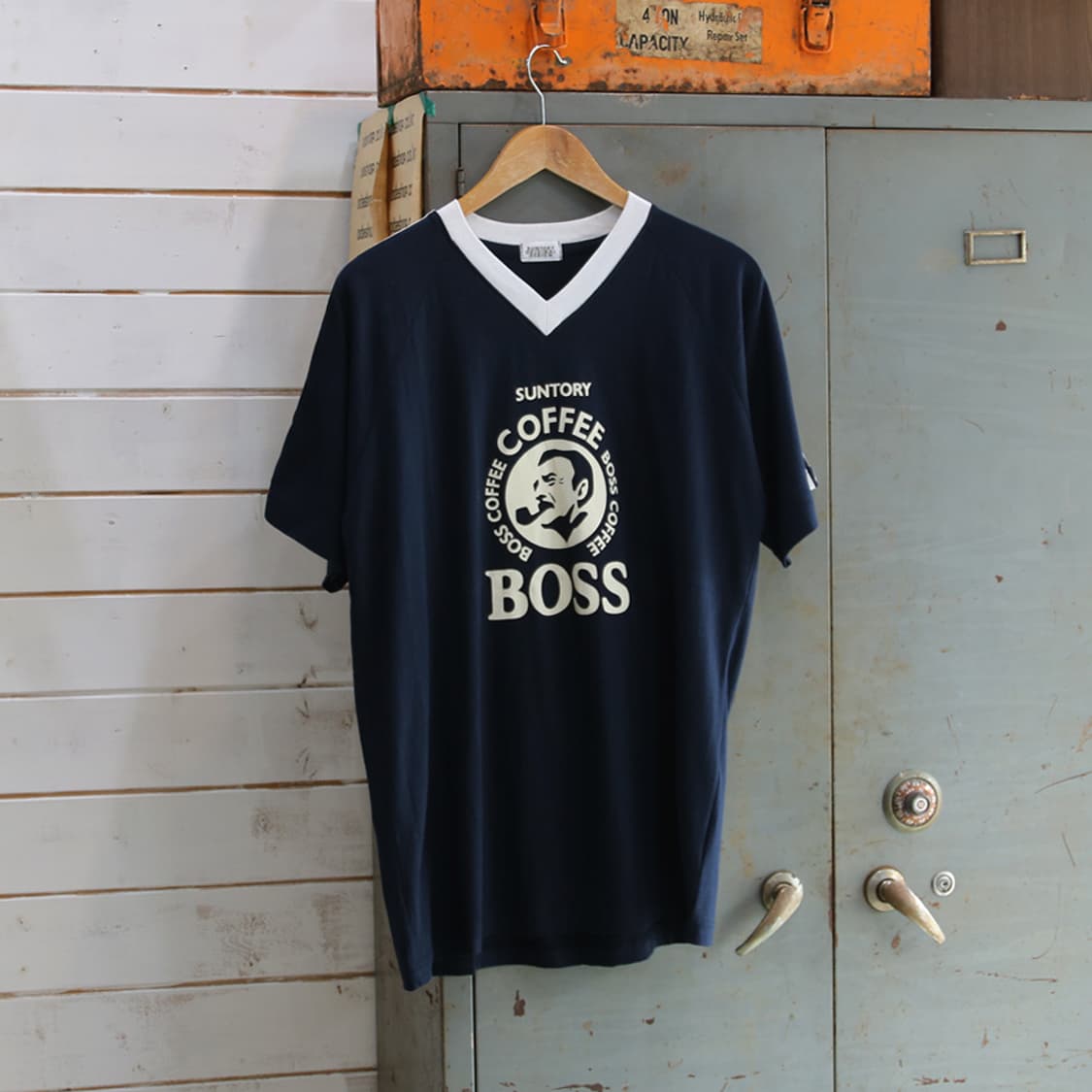 (착용컷) SUNTORY BOSS COFFEE 브이넥 반팔 티셔츠 100 상품이미지2