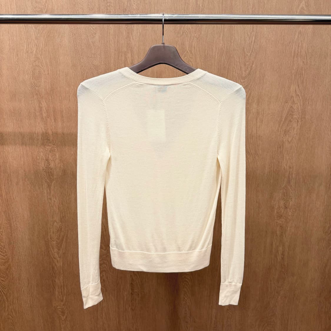 띠어리 울 브이넥 긴팔 니트 가디건 무지 디테일 슬림핏 아이보리 상품이미지3