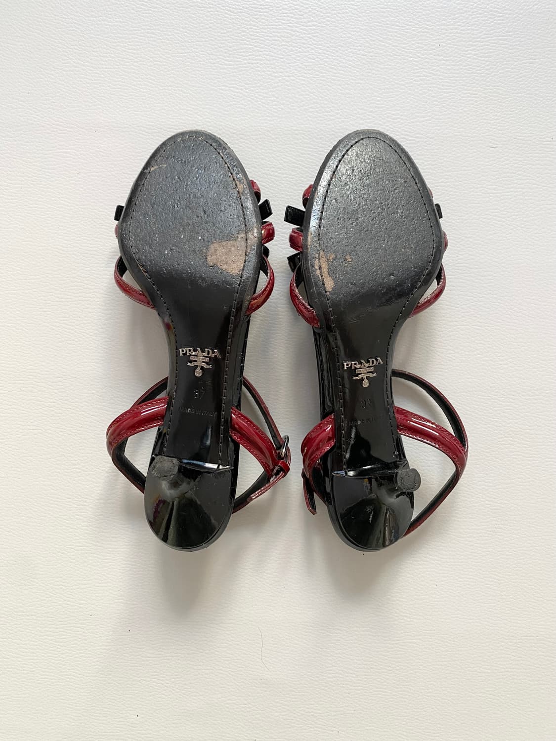[프라다] (정품) 페이턴트 리본 T-스트랩 샌들 (37/235~240) 상품이미지2