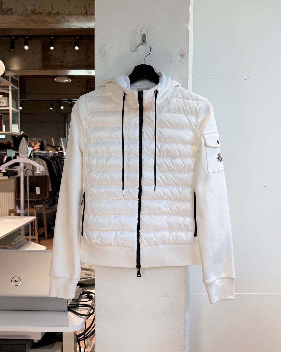 몽클레르 화이트 로고 패치 믹스 후드 다운 자켓 상품이미지2