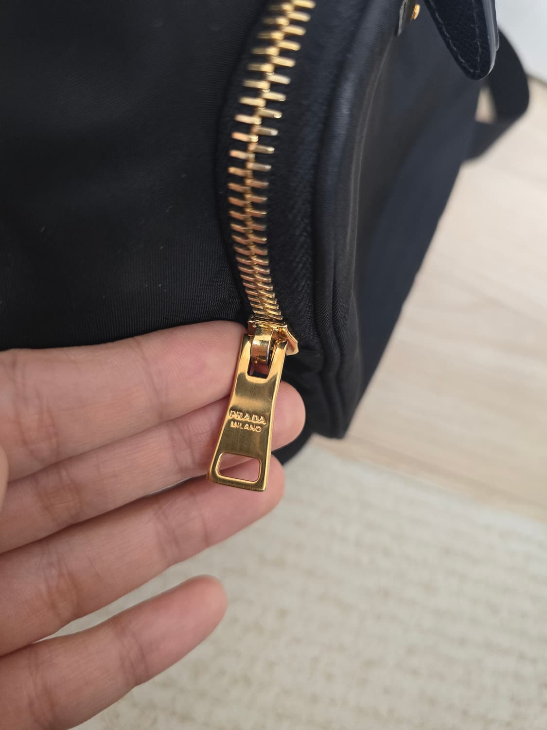 프라다 리나일론 버킷백 블랙 금장 상품이미지5