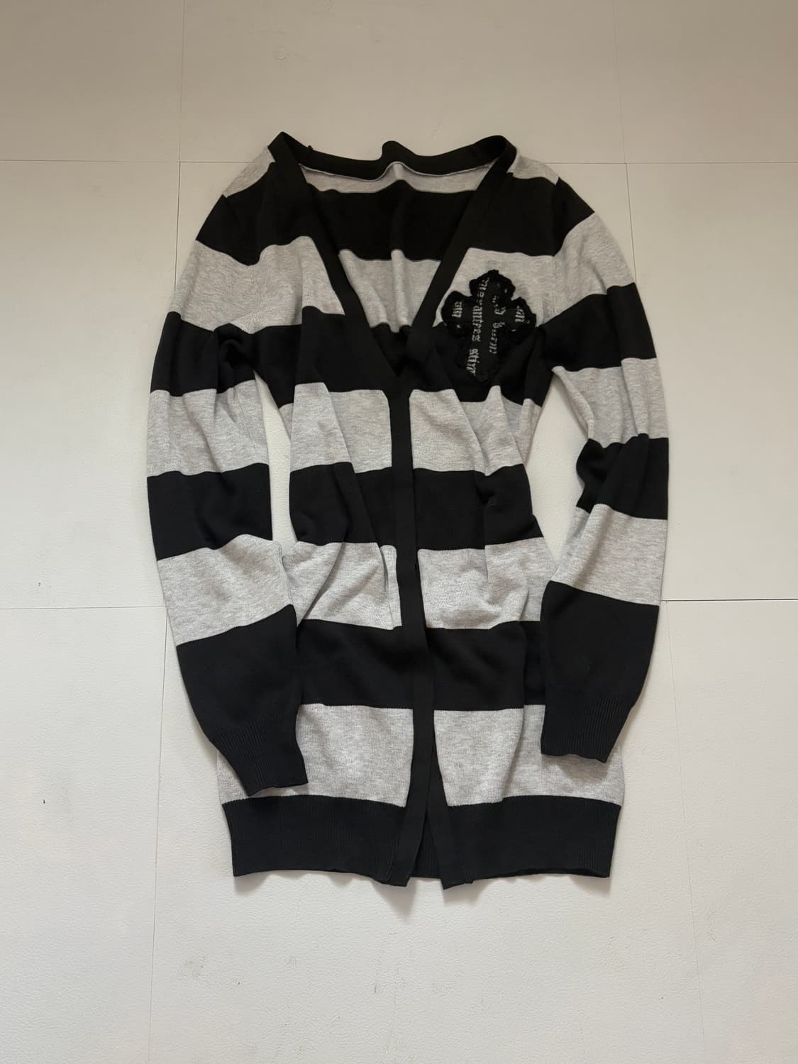 • striped cross-patch cardigan 상품이미지1