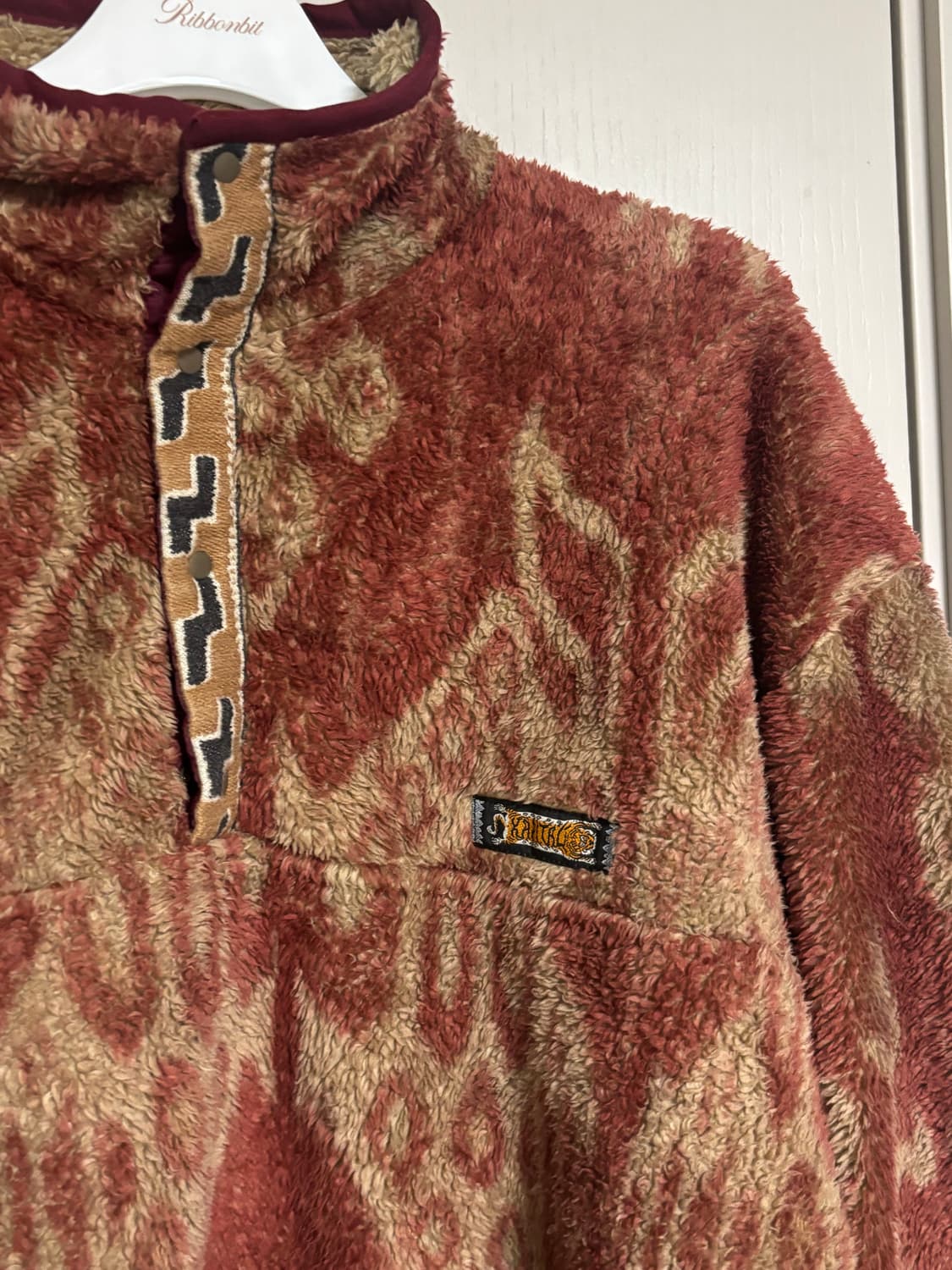 ‼️판완‼️캐피탈 자바 카스리 패턴 스냅-T 플리스 풀오버 레드 상품이미지4