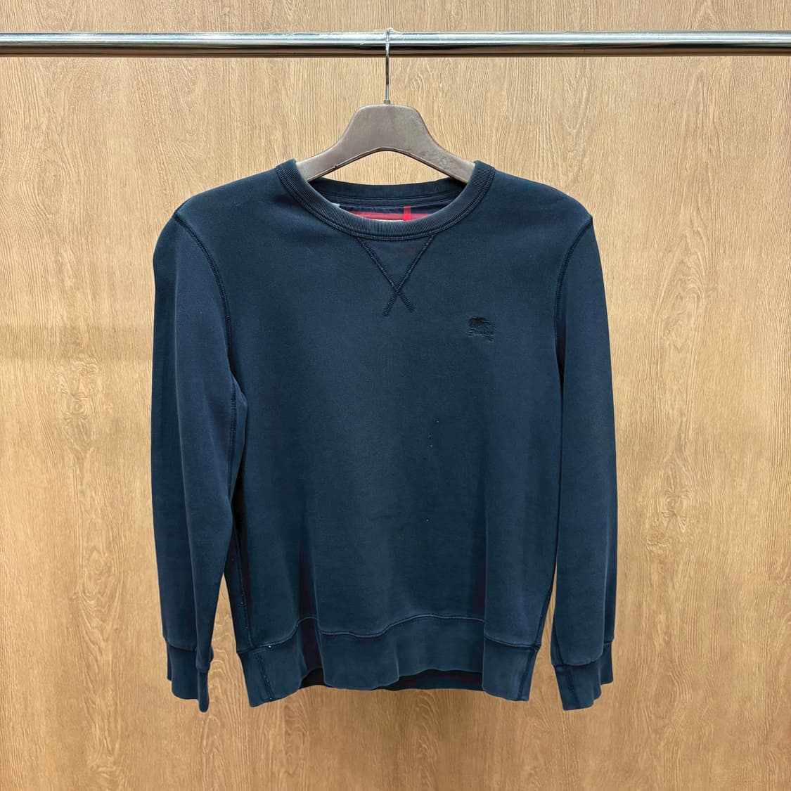 버버리 코튼 긴팔 맨투맨 클래식 톤온톤 로고 패치 스티치 디테일 네이비 상품이미지2