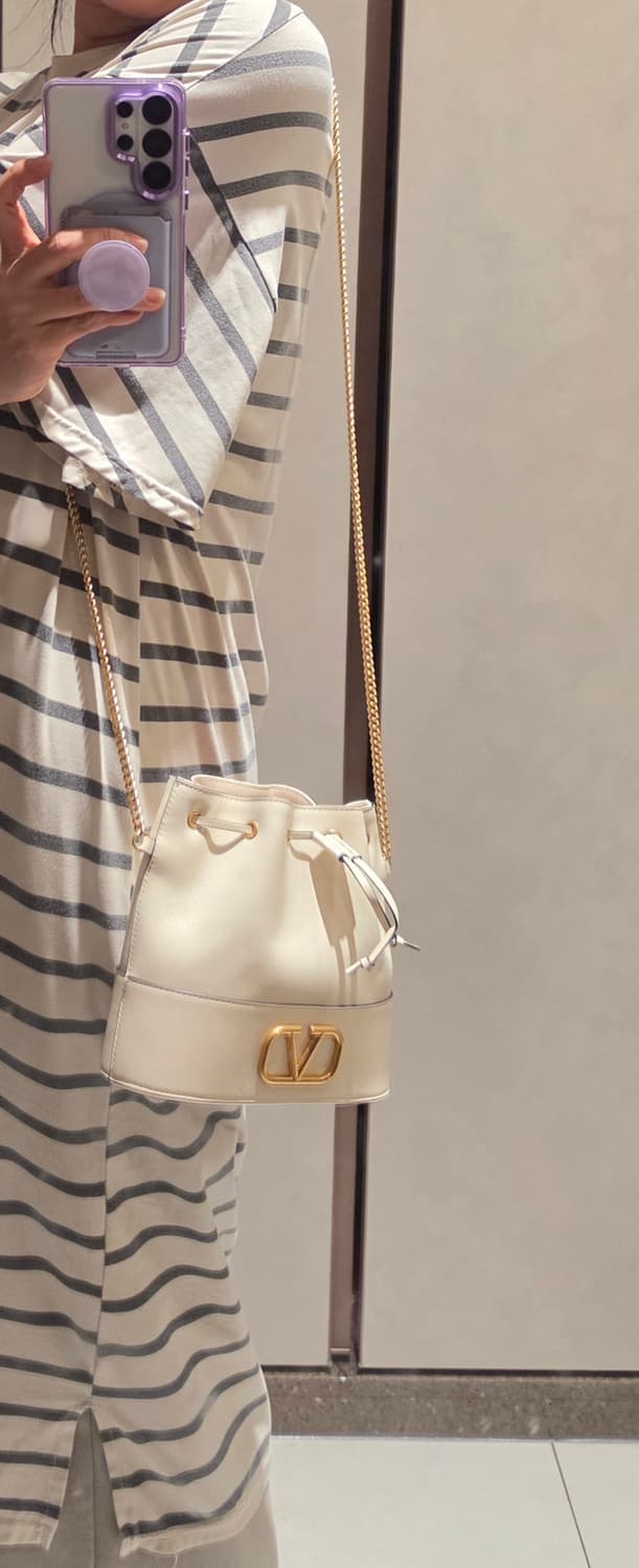 발렌티노 V로고 미니 버킷백 아이보리 풀구성 (무신사 부티크 구매) 상품이미지10
