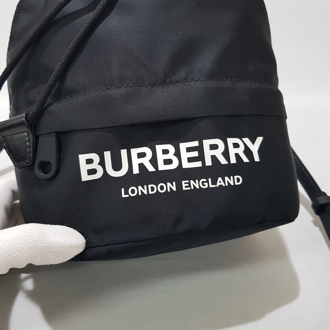 버버리 포이베 파우치 버킷백 블랙  상품이미지3