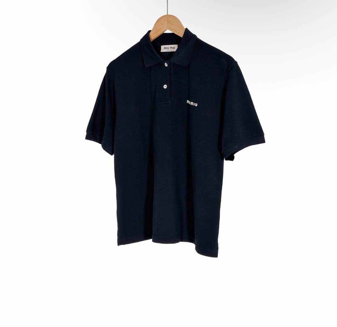 [S] 미우미우 24ss 자수 로고 코튼 폴로 피케 반팔 티셔츠 네이비 상품이미지2