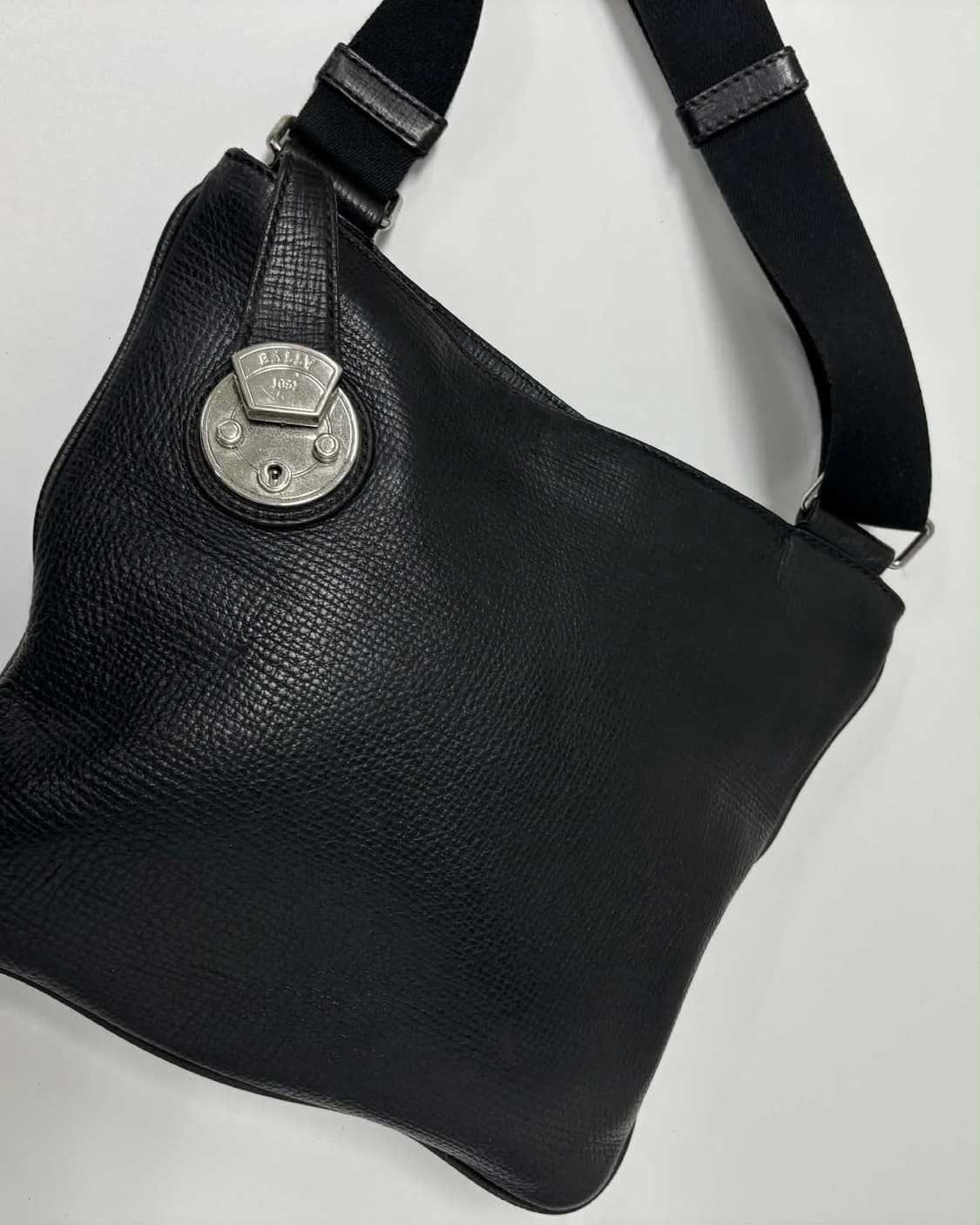 발리 은장 버클 소가죽 크로스백 메신저백 상품이미지2