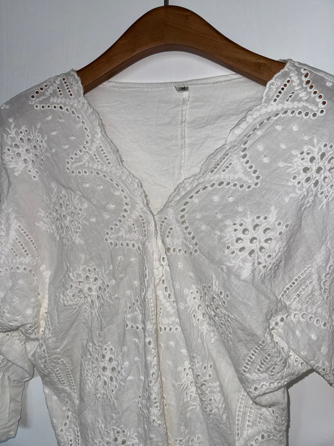 White Eyelet Lace Bell Sleeve Blouse 상품이미지2