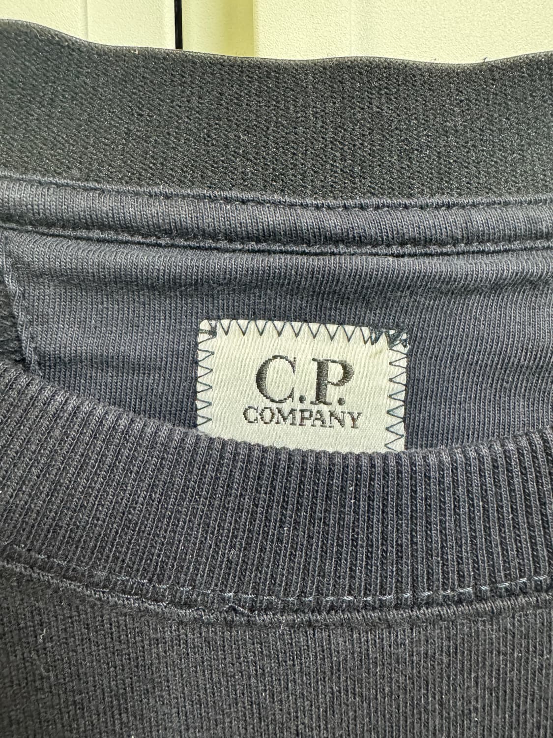 cp컴퍼니 맨투맨 블랙 상품이미지3