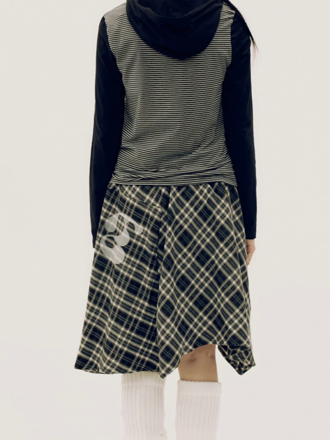 썸플레이스 체크 언발란스 랩 밴딩 미디스커트 상품이미지2