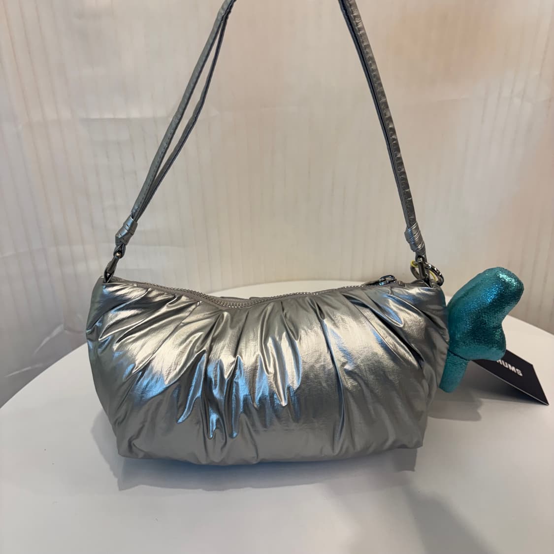 정품 어비험즈 글로시 숄더백     상품이미지6