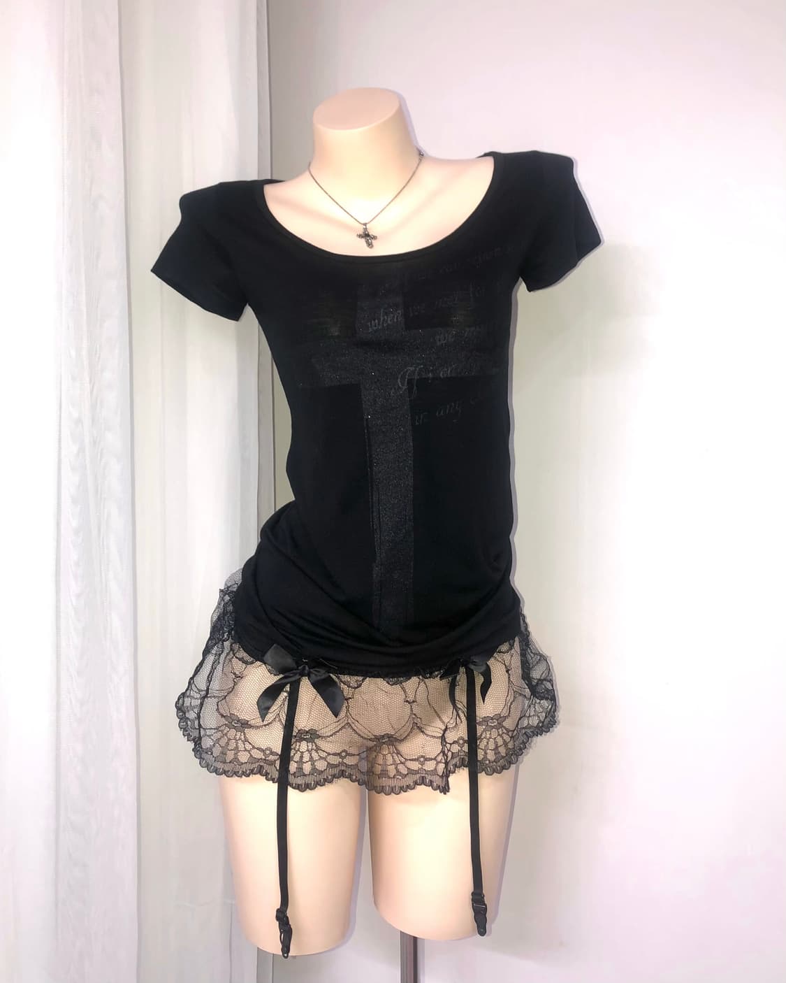 black glitter cross slim-fit top 상품이미지1