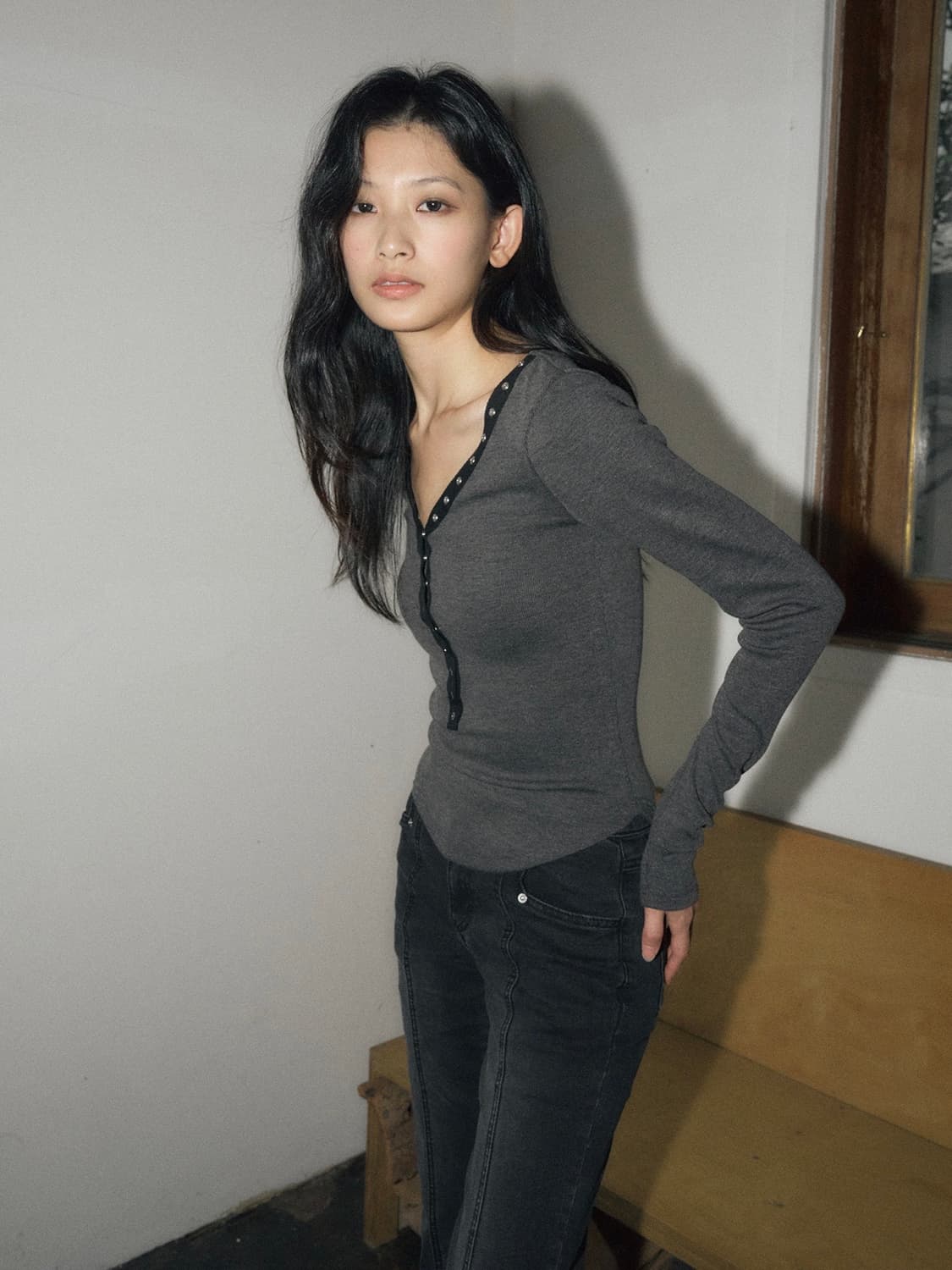 헬레네파리스 스냅 네크라인 롱 슬리브 차콜 상품이미지4