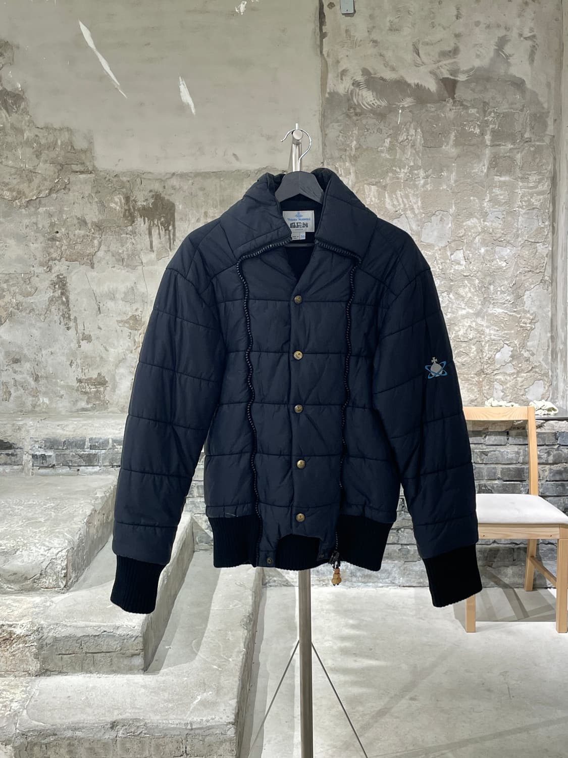 비비안 웨스트우드 맨 블랙 암 로고 패디드 점퍼 상품이미지1