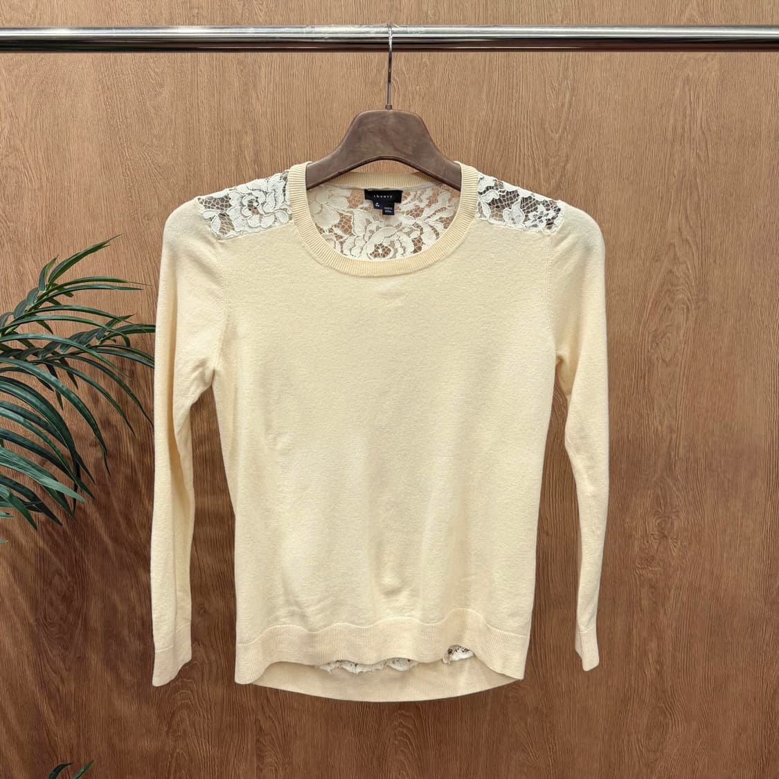 띠어리 니트 긴팔 플라워 패턴 레이스 언발란스 디테일 슬림핏 아이보리 상품이미지1