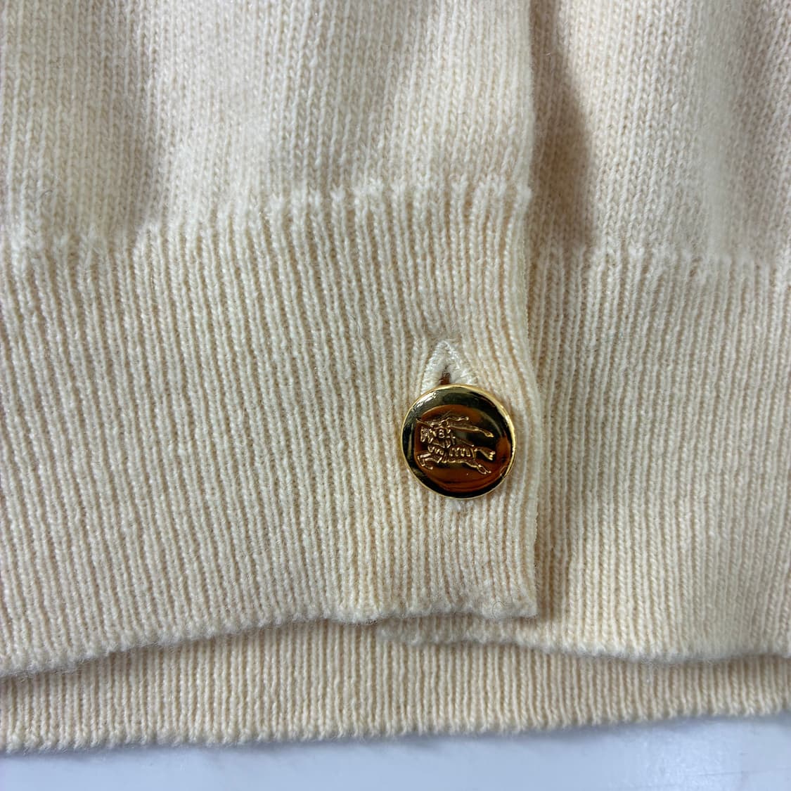 Burberrys 버버리 90‘s 우먼스 아이보리 금당 각인버튼 가디건 상품이미지4