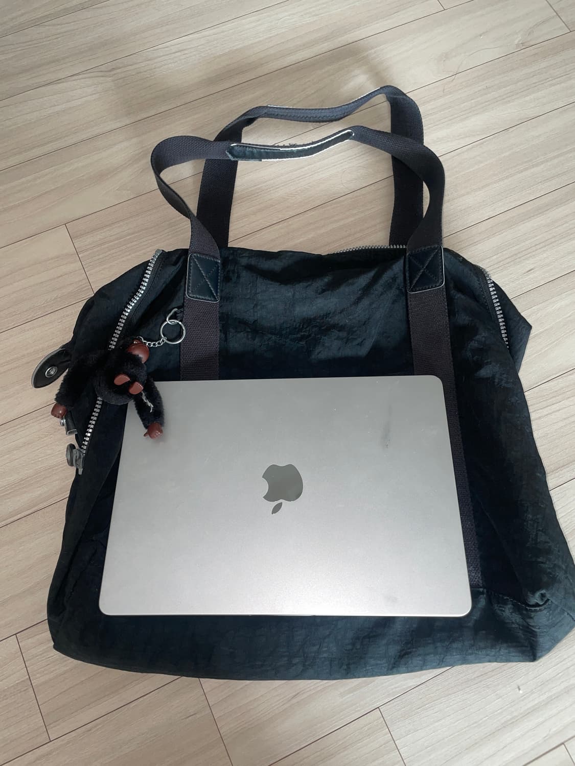 키플링 보부상 숄더백 블랙 (착샷) 상품이미지4