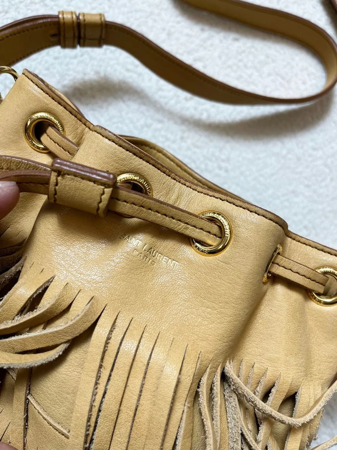 생로랑 스웨이드 엠마누엘 프린지 버킷 크로스백 A1749 상품이미지3