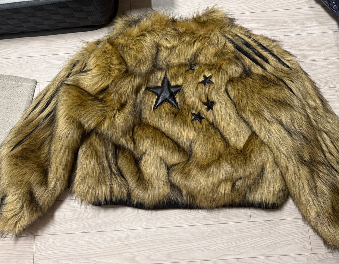 Dual-Faced Faux Fur Leather BomberJacket 상품이미지3