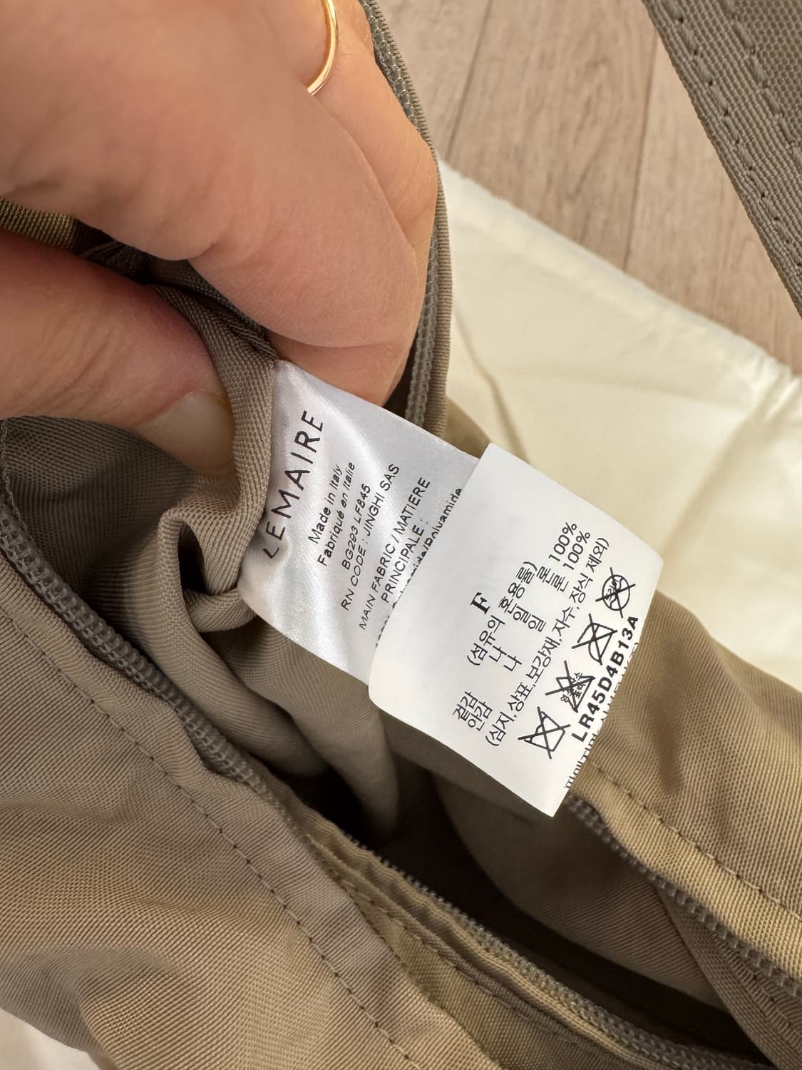 르메르 소프트 게임백 스몰 베이지 상태좋음 상품이미지3