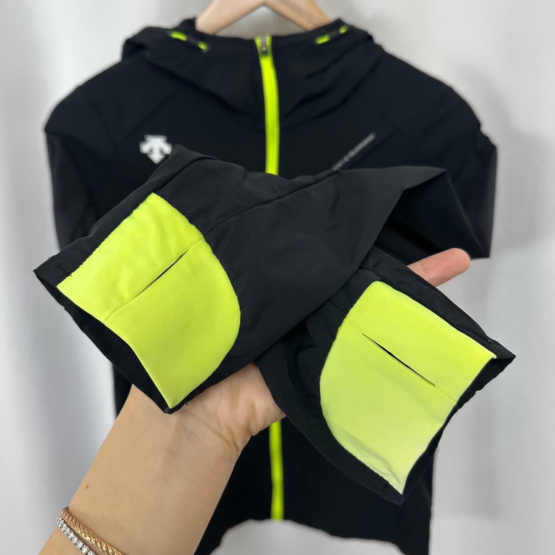  데상트 여자 런닝 후드 집업자켓 검정 85 상품이미지5