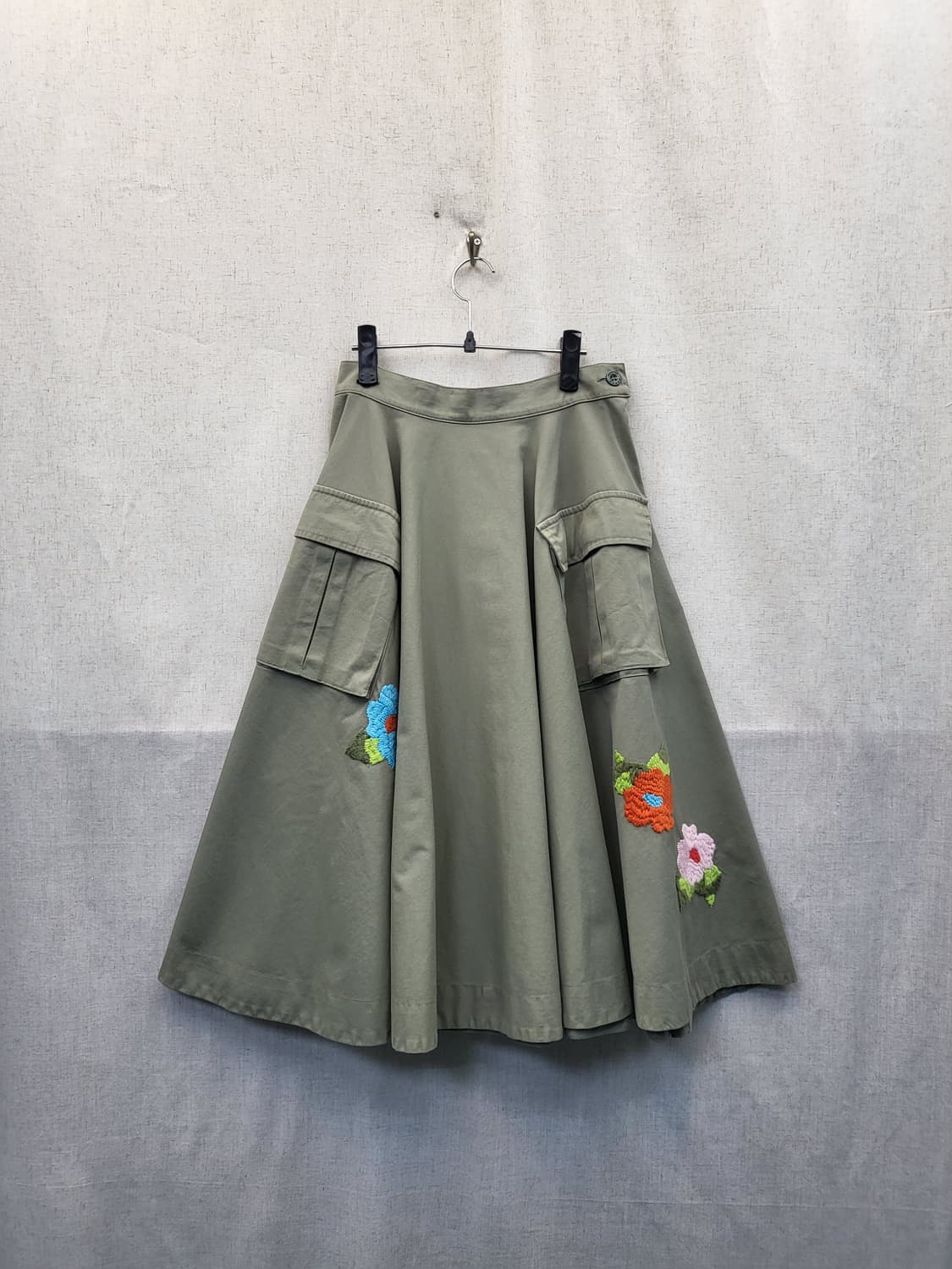 The Editor 카키색 꽃 자수 포켓 스커트 상품이미지1