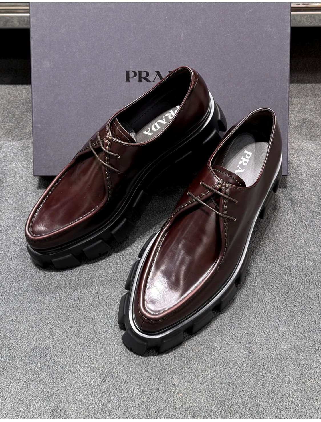프라다 / 모놀리스 브러시드 가죽 레이스업 로퍼 브라운 / 10 상품이미지1