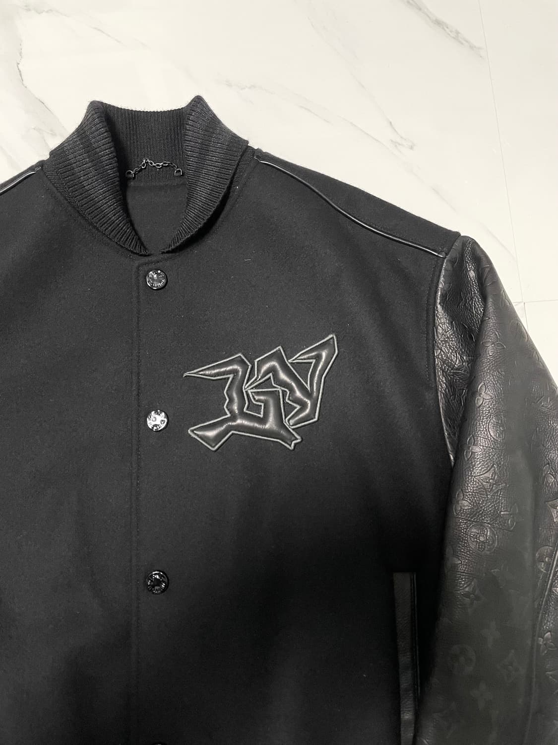 루이비통 엠보스 모노그램 레더 바시티 자켓 48 백화점택 상품이미지2