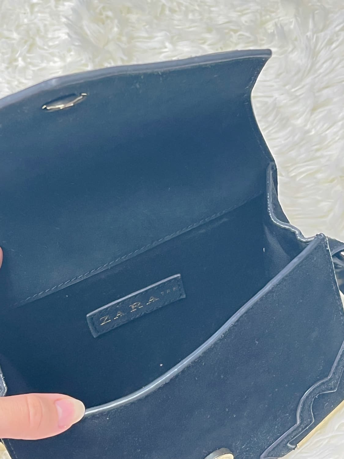 자라 벨벳 크로스백 상품이미지3