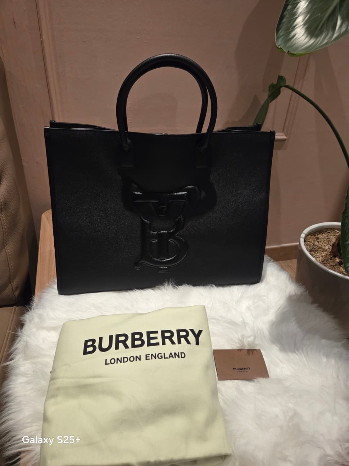 버버리 래빗 모노그램 모티프가죽 숄더백 토끼해 에디션 상품이미지1