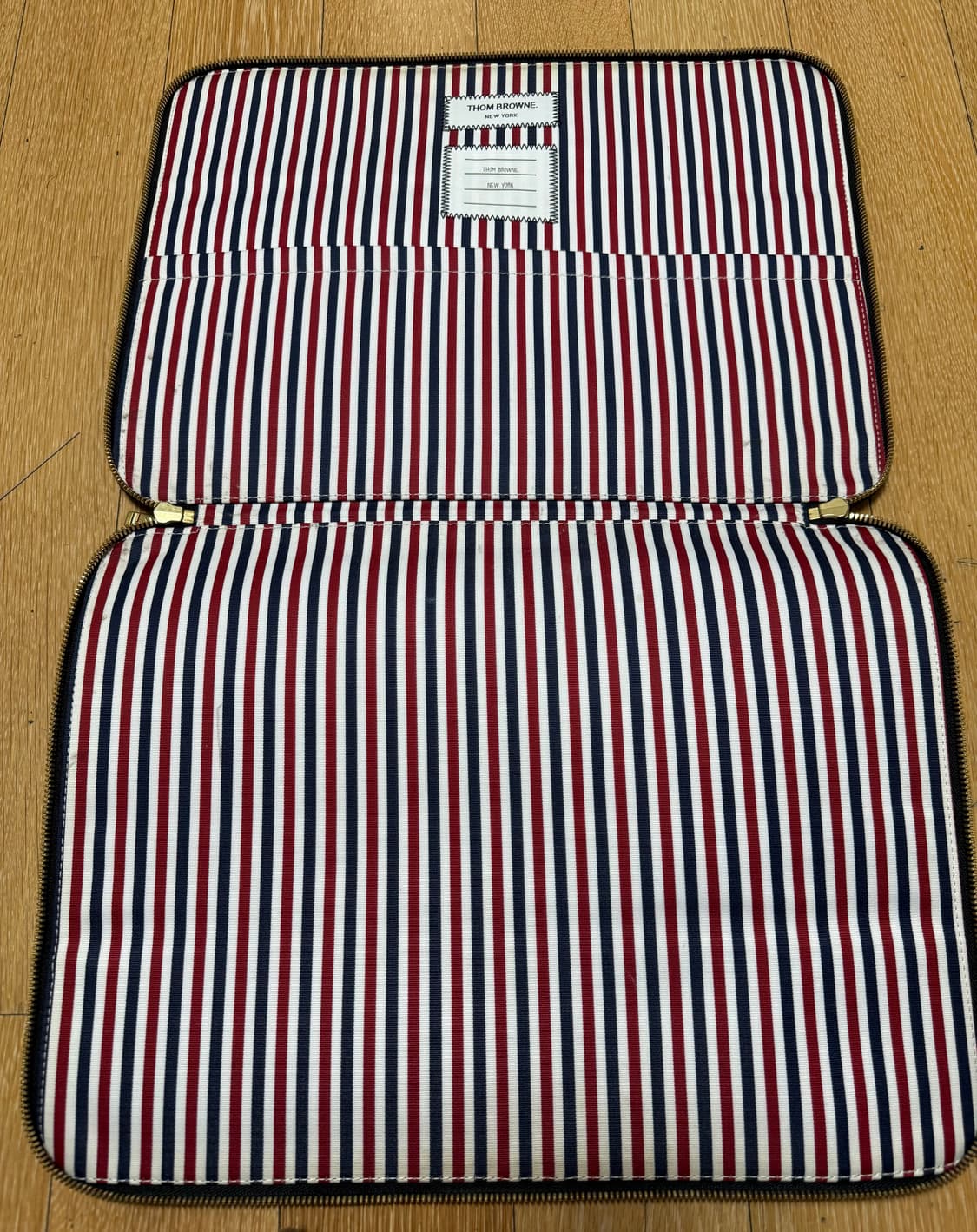 정품 톰브라운 클러치백 블랙/회색 상품이미지5