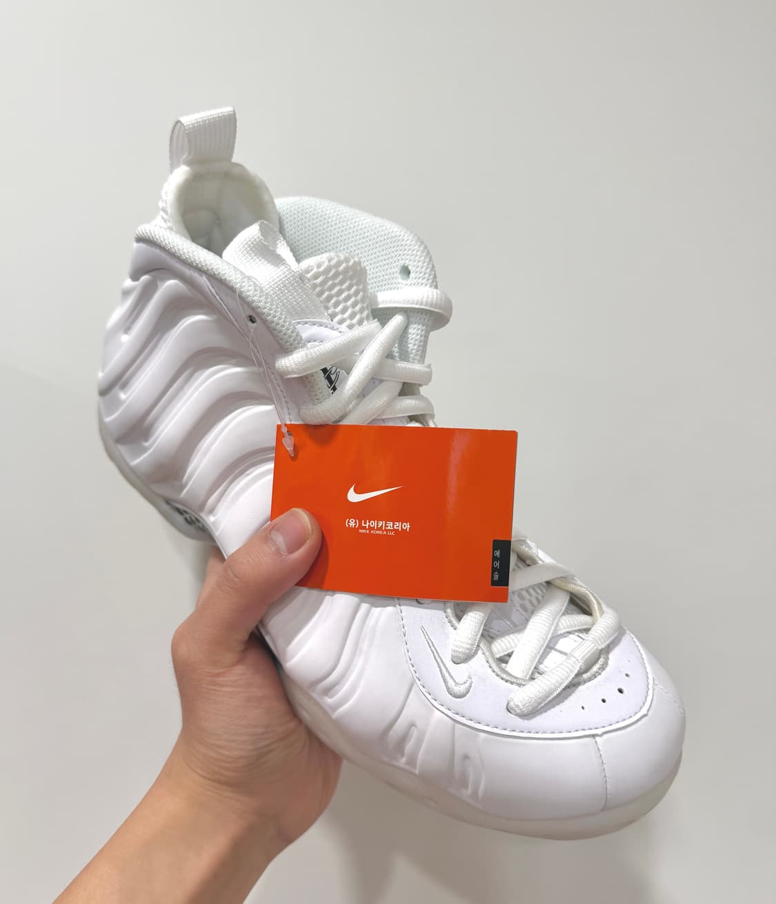 (260/US8)(새상품)나이키 스니커즈 에어 폼포짓 원 트리플 화이트 상품이미지1