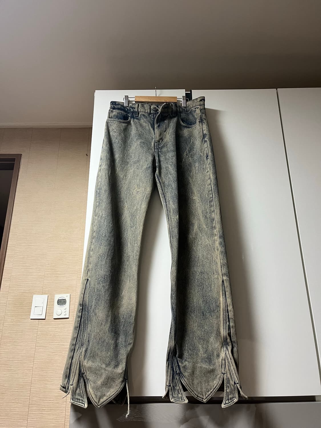 [30] 와이프로젝트 튜더 디스트로이드 스플릿 헴 데님팬츠 상품이미지1