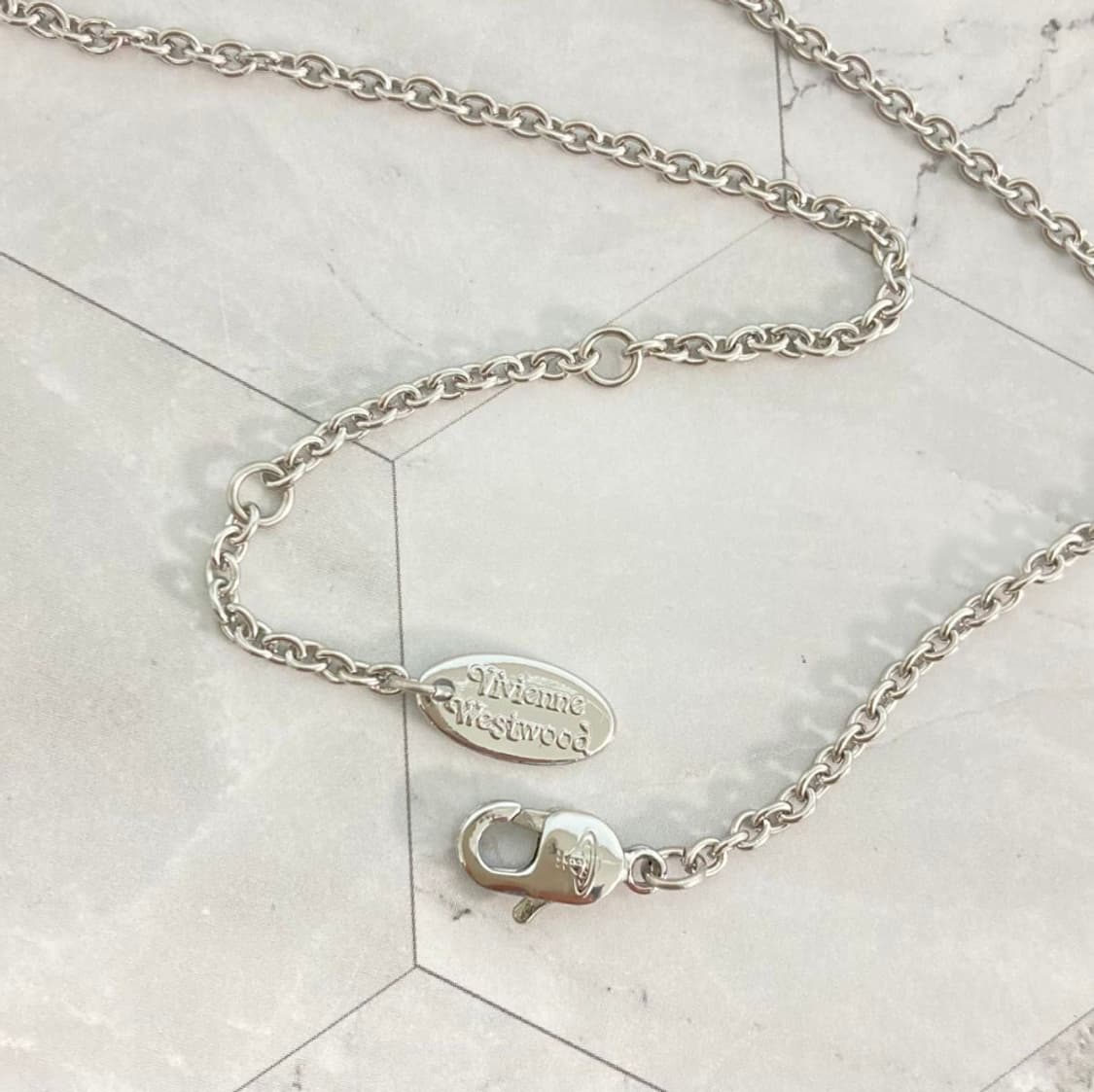 비비안웨스트우드 아카이브 화이트 크리스탈 레터링 orb 팬던트 목걸이 상품이미지6