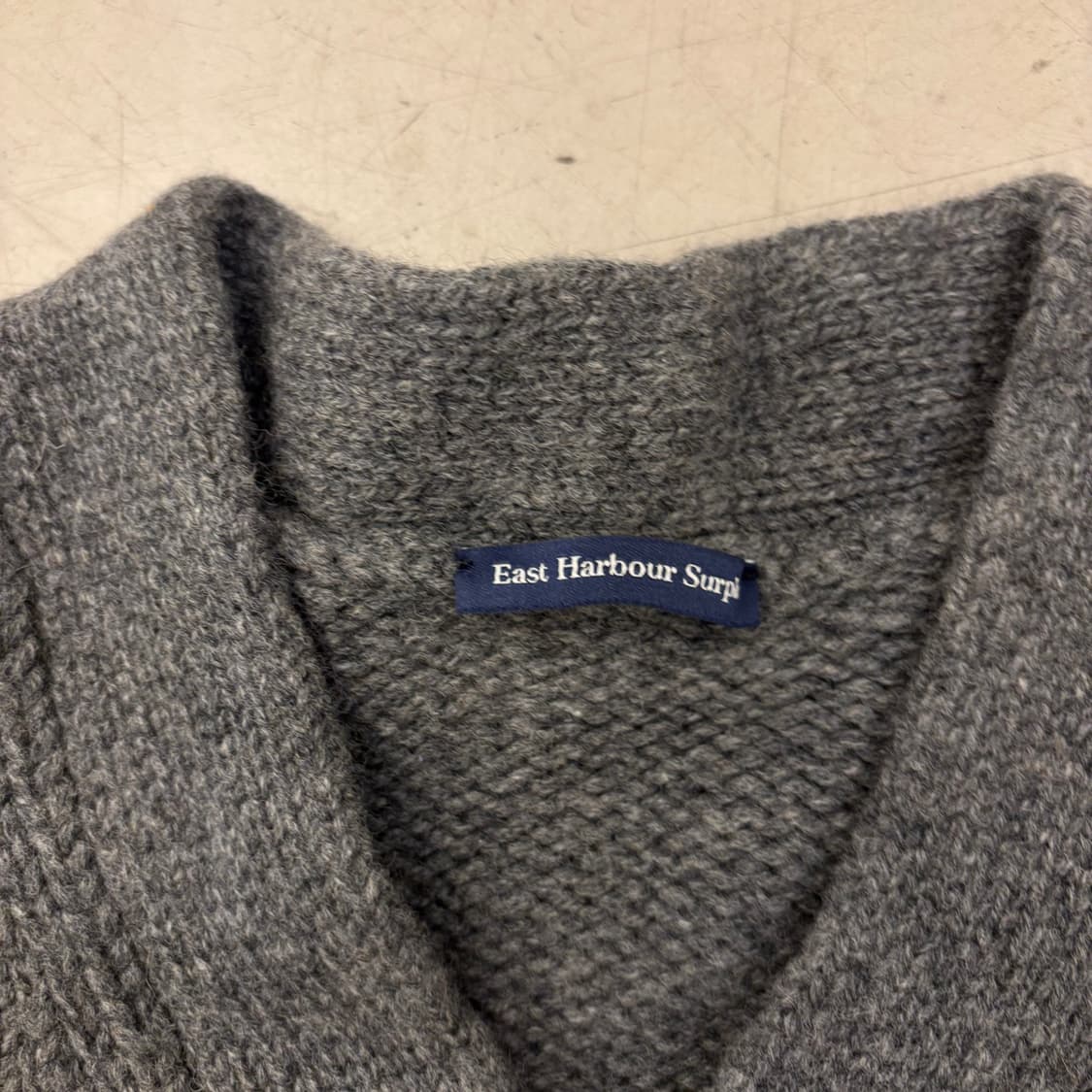 이스트하버서플러스 브이넥 그레이 스웨터 상품이미지3