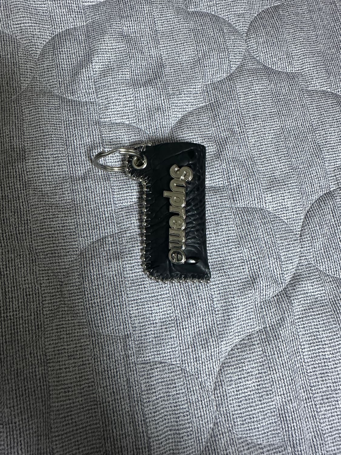 슈프림 x B.B. 사이먼 레더 라이터 케이스 키체인 블랙 - 24FW 상품이미지1