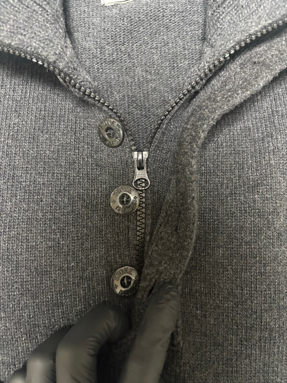 [새상품급] 스톤아일랜드 버튼 반집업 니트 상품이미지4