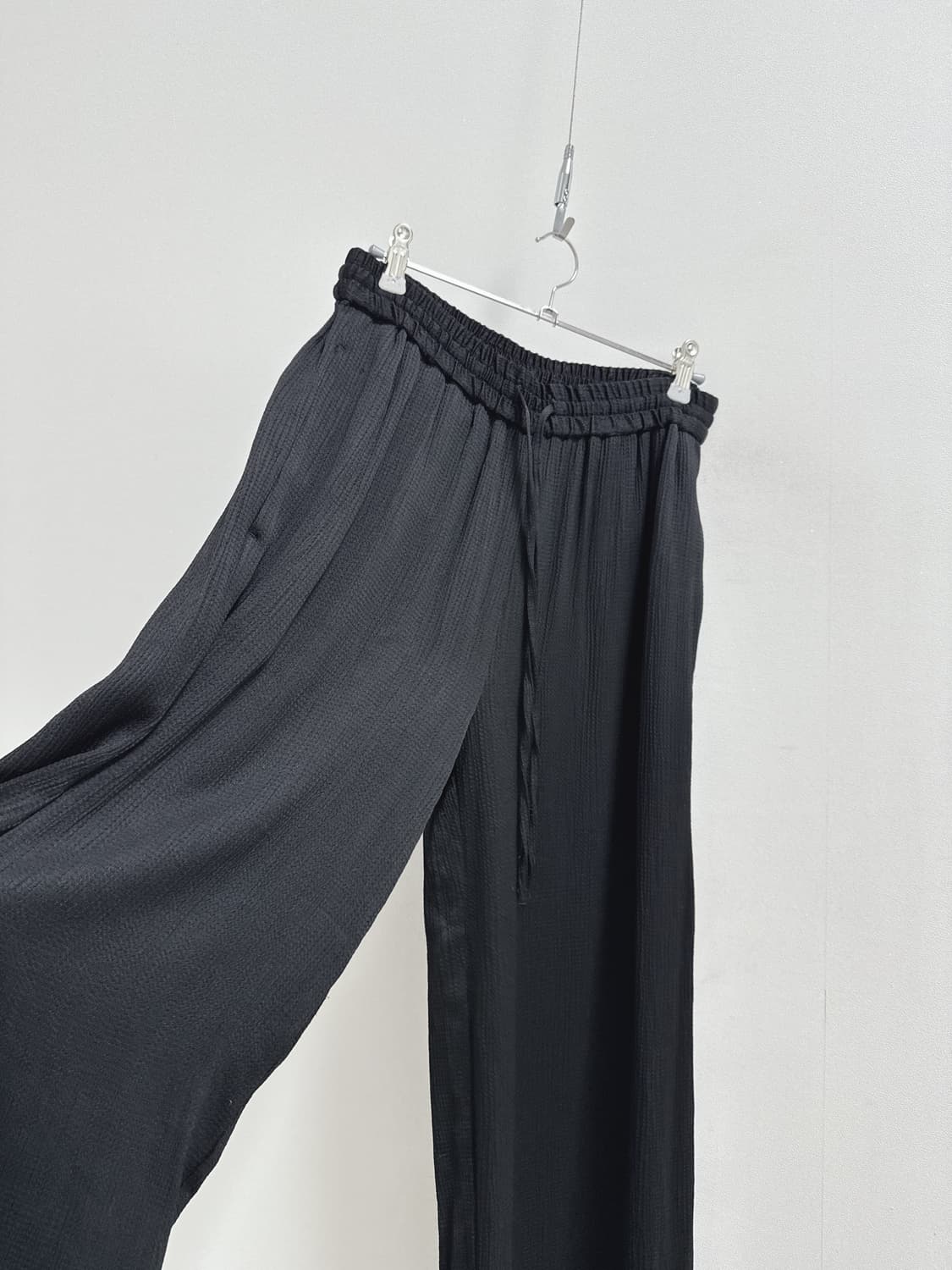 코스 텍스쳐 블랙 와이드레그 드로우스트링 팬츠  상품이미지6