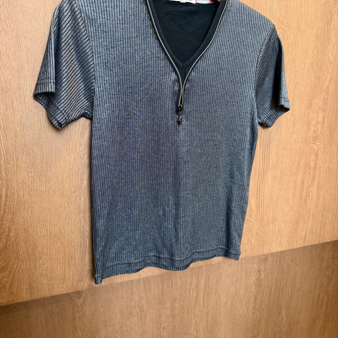 빈티지 브이넥 반팔 골지 티셔츠 하프 집업 디테일 레귤러핏 차콜 상품이미지4