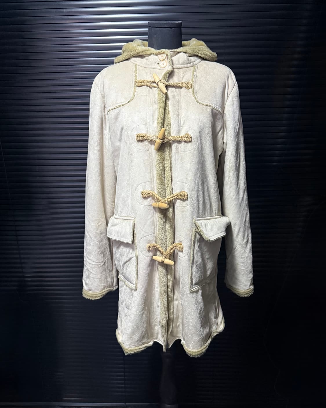 KSL 아이보리 베이지 무스탕 떡볶이 후드 롱 코트 여성 여자 나무 단추 상품이미지1