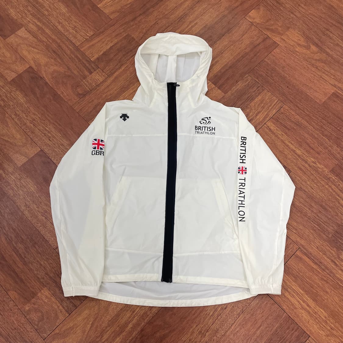 데상트 브리티쉬 트라이애슬론 경량 바람막이 상품이미지1