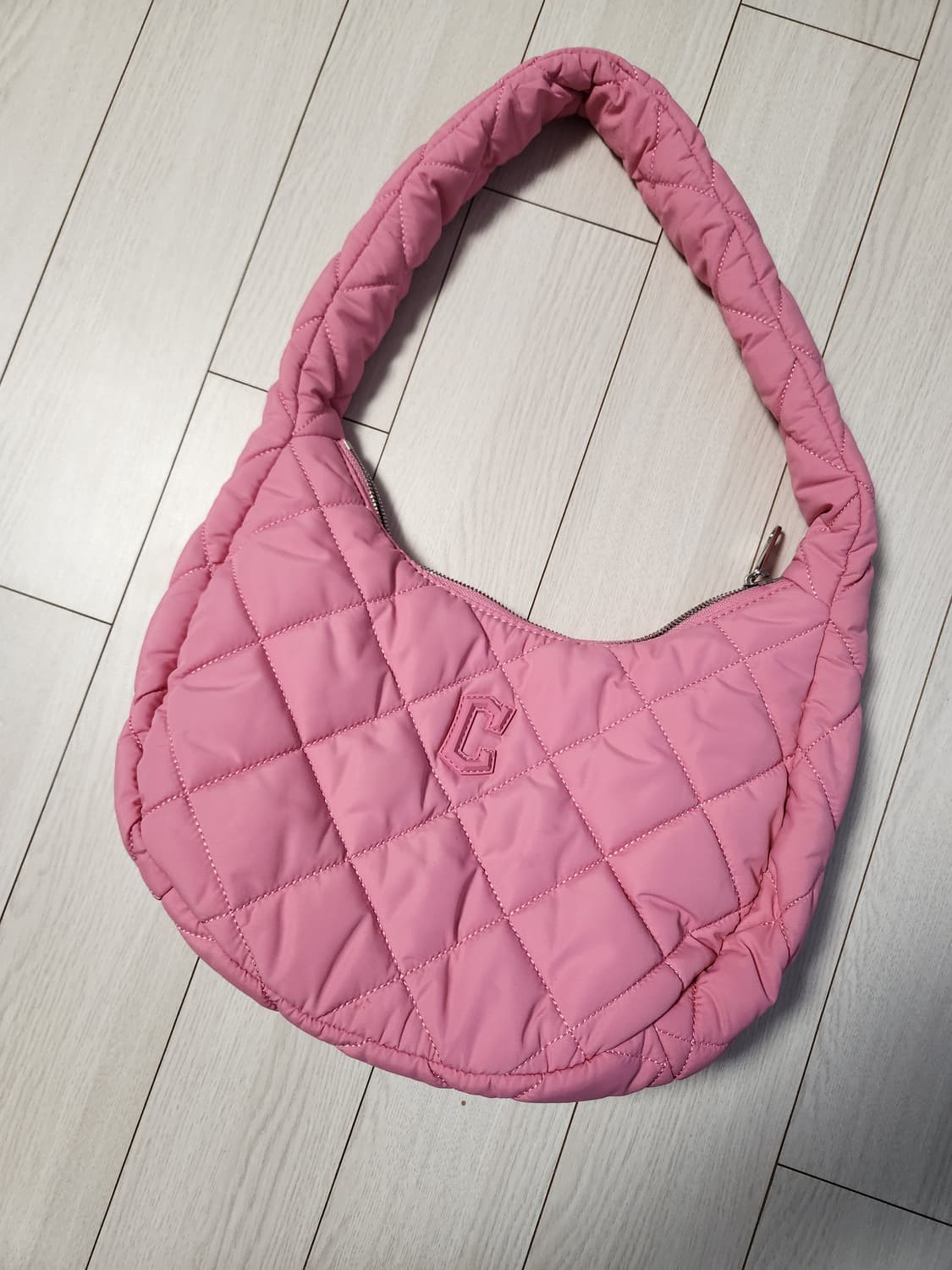 새상품급)MLB퀼팅 호보백 미디움 CLE (Pink)

여러 중고사이트에 상품이미지7