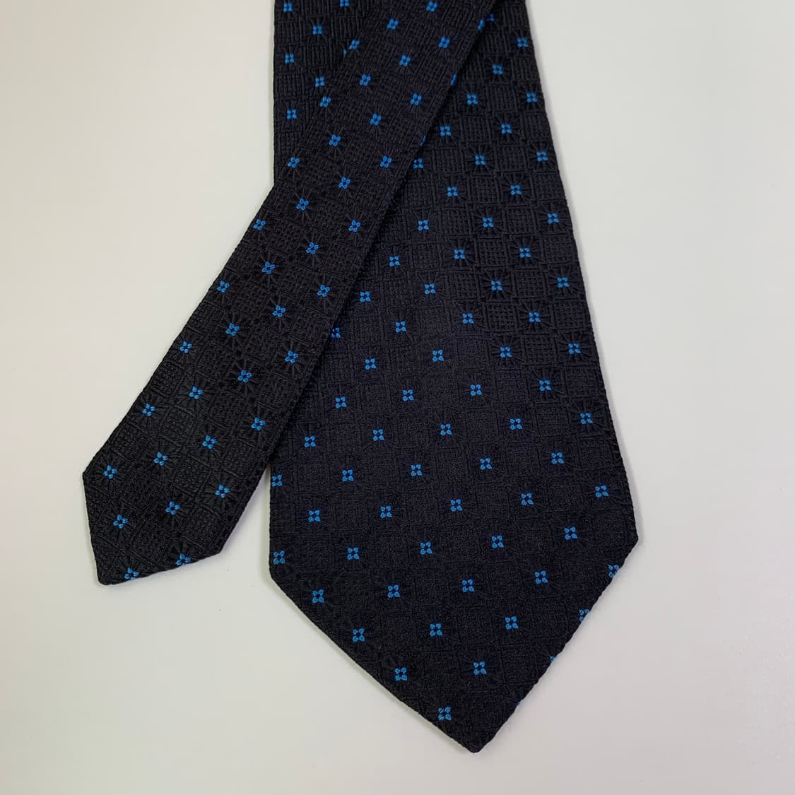 입생로랑(YSL) 블랙컬러 기하학적패턴 명품넥타이 100실크 A+등급 상품이미지4