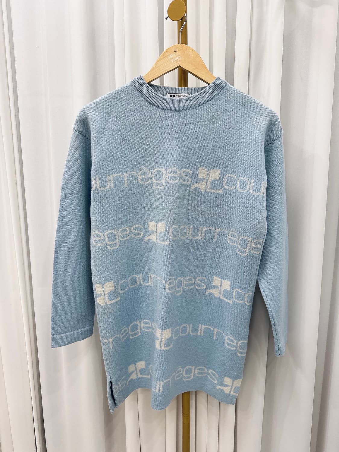 꾸레쥬 풀로고 니트 상품이미지1