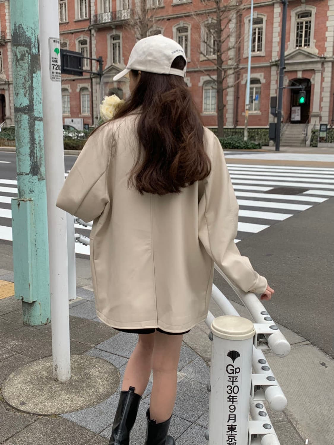 오디너리먼트 마크 하프 비건 레더 자켓 크림 상품이미지3