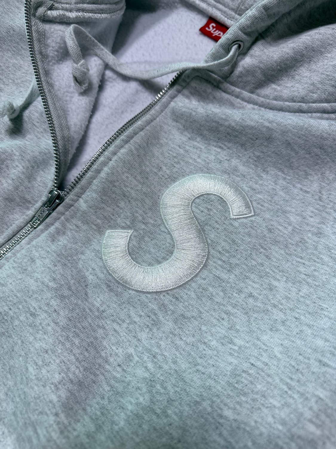 슈프림 S 로고 집업 후드 스웨트셔츠 애쉬 그레이 (24FW) 상품이미지4